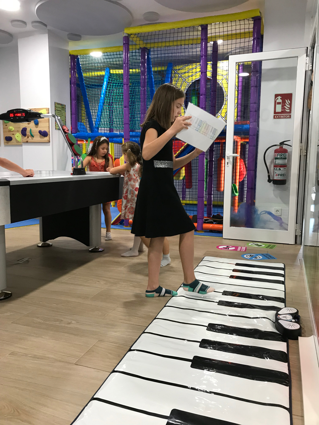 Niña tocando el piano gigante